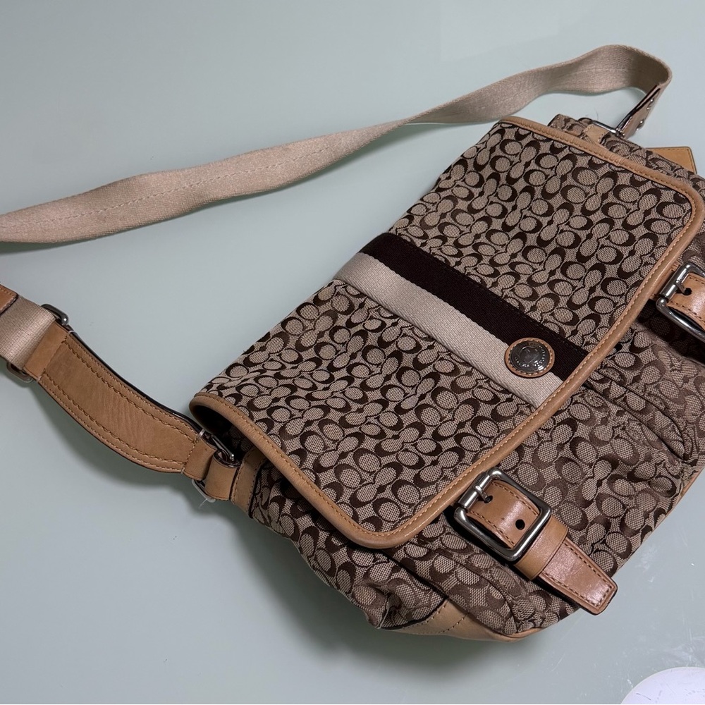 Coach Signature Flap Messenger
Style F70182